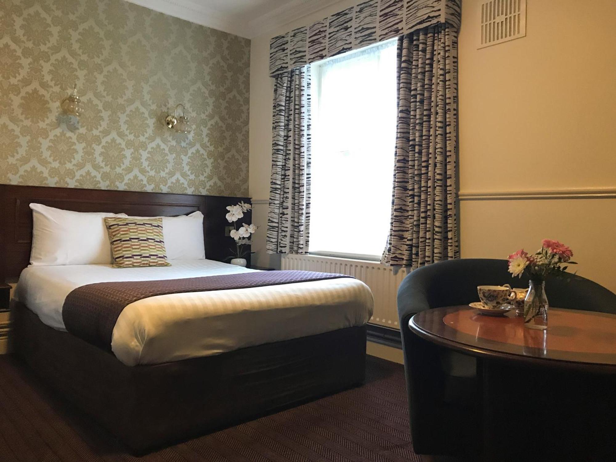 Club House Hotel Килкени Екстериор снимка