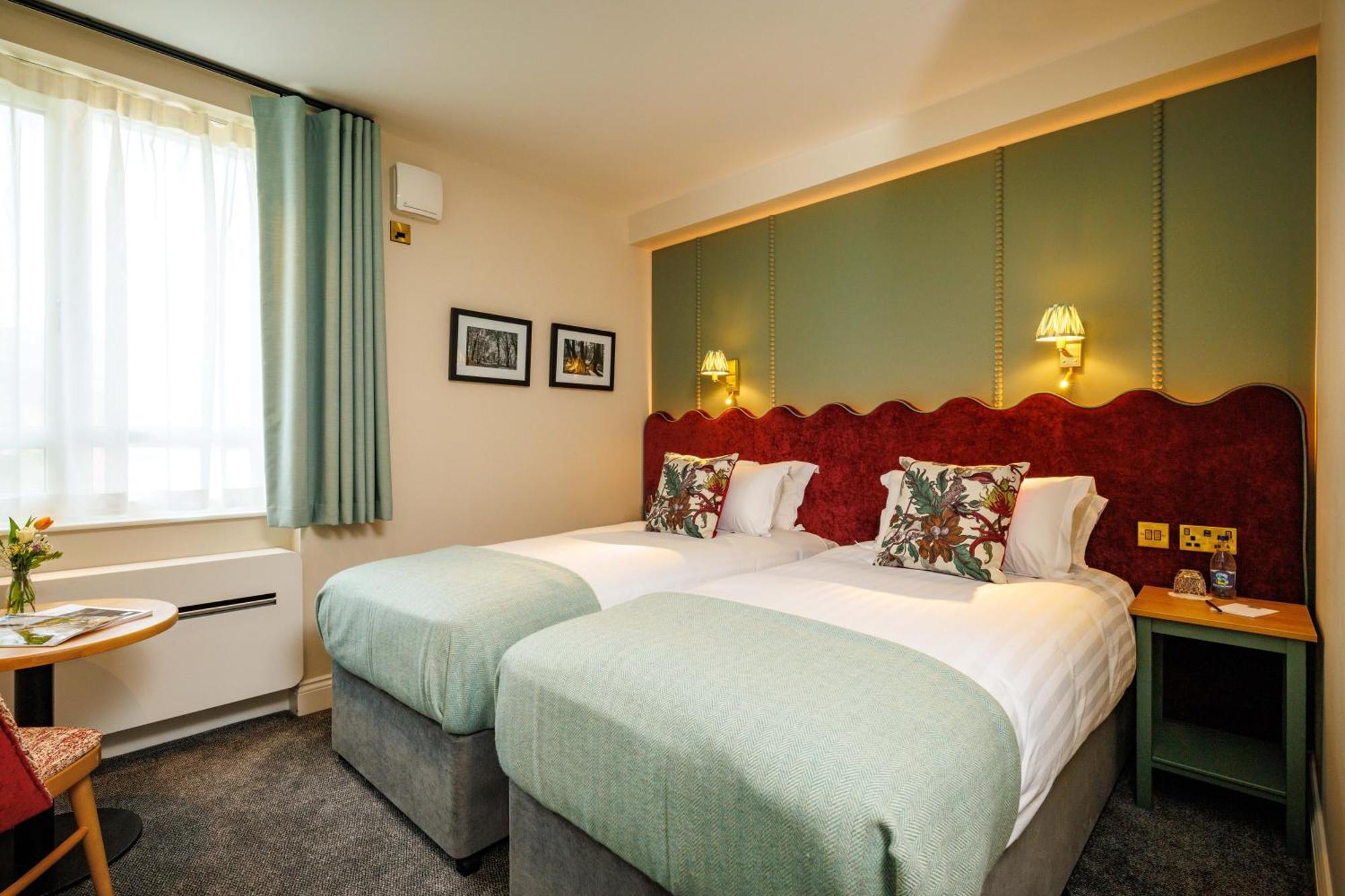 Club House Hotel Килкени Екстериор снимка