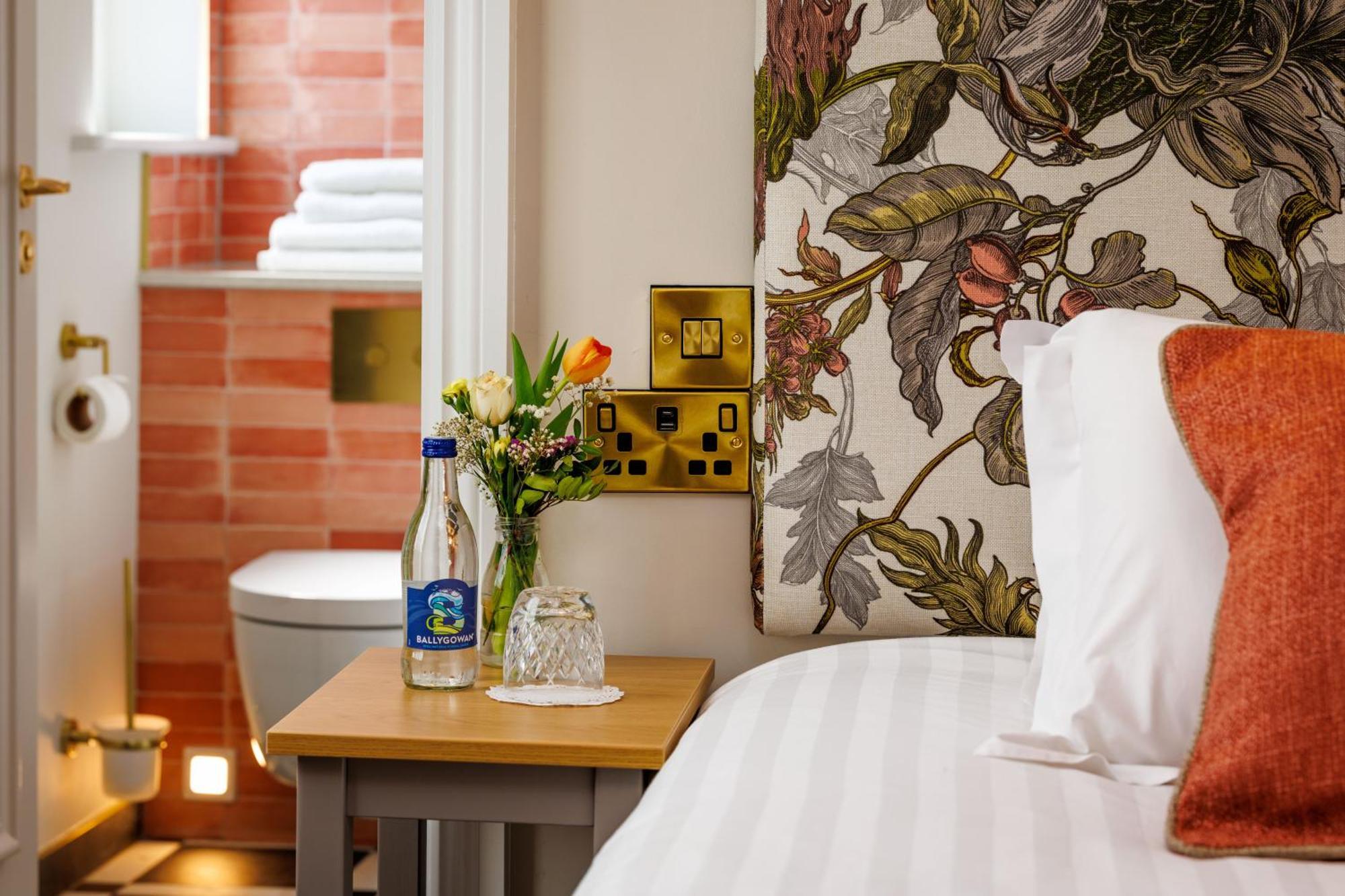 Club House Hotel Килкени Екстериор снимка