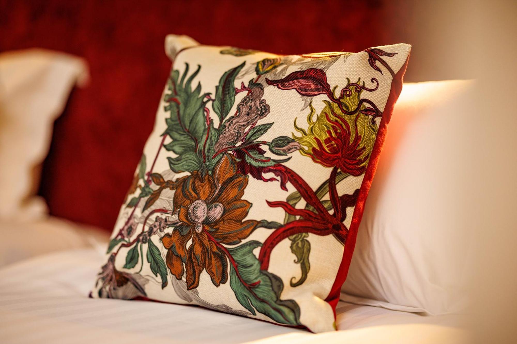 Club House Hotel Килкени Екстериор снимка